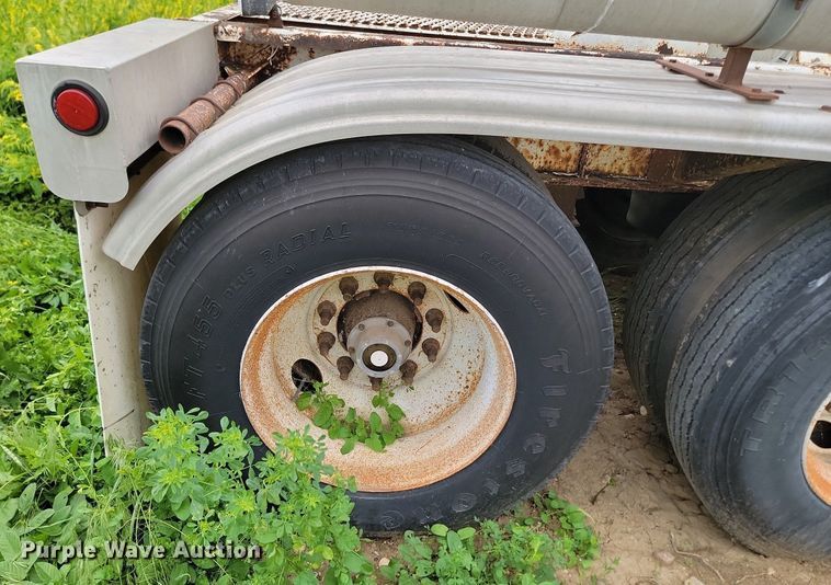 image for item DB8096 1981 Fruehauf pneumatic dry bulk trailer