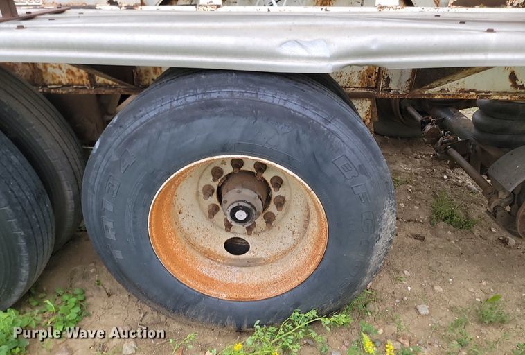 image for item DB8096 1981 Fruehauf pneumatic dry bulk trailer