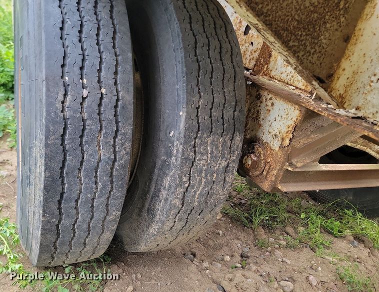 image for item DB8096 1981 Fruehauf pneumatic dry bulk trailer