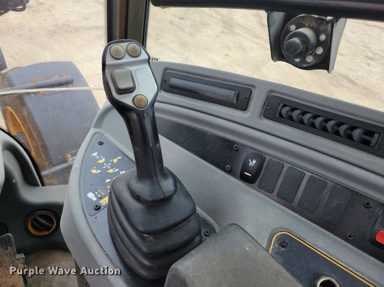 image for item DG0631 2022 JCB 407 wheel loader