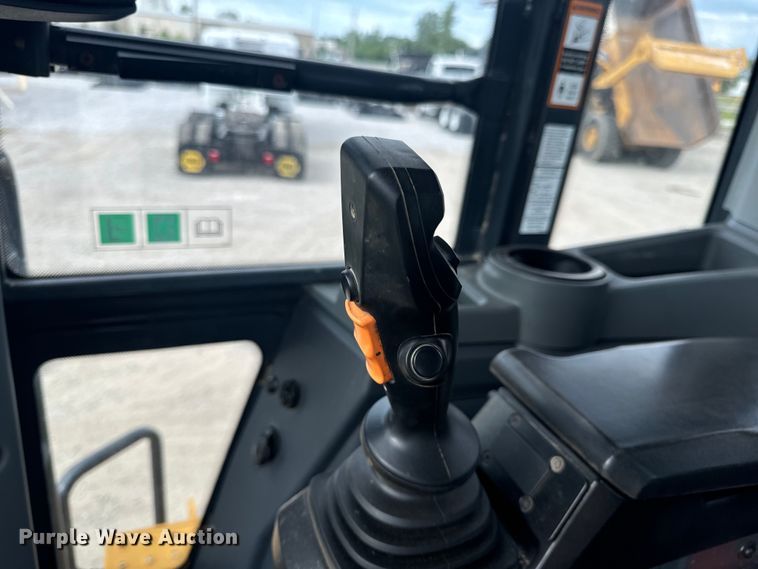 image for item DL4417 2019 John Deere 624L  wheel loader