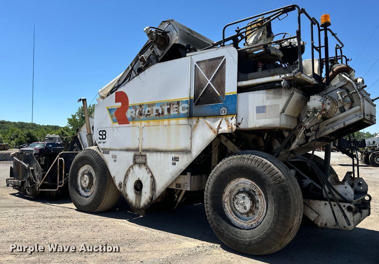 image for item DL4435 2001 Roadtec Shuttle Buggy 2500B material transfer vehicle