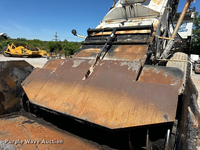 image for item DL4435 2001 Roadtec Shuttle Buggy 2500B material transfer vehicle