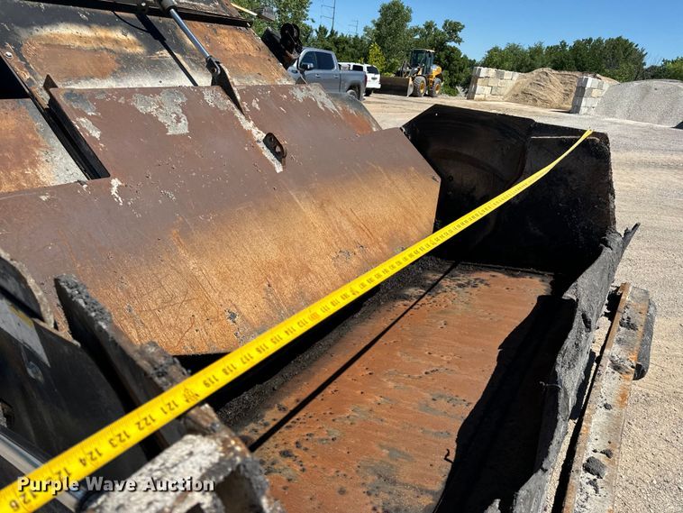 image for item DL4435 2001 Roadtec Shuttle Buggy 2500B material transfer vehicle