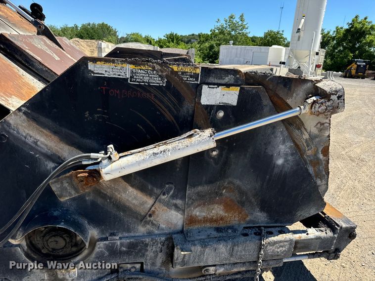 image for item DL4435 2001 Roadtec Shuttle Buggy 2500B material transfer vehicle