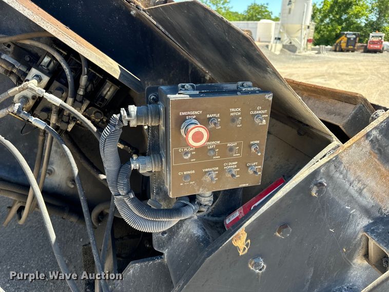 image for item DL4435 2001 Roadtec Shuttle Buggy 2500B material transfer vehicle