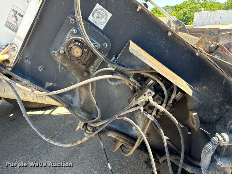 image for item DL4435 2001 Roadtec Shuttle Buggy 2500B material transfer vehicle