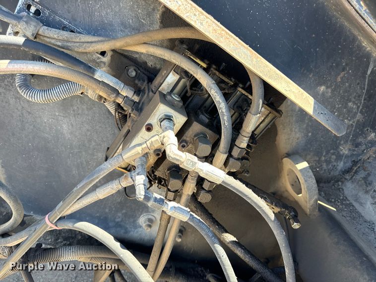 image for item DL4435 2001 Roadtec Shuttle Buggy 2500B material transfer vehicle