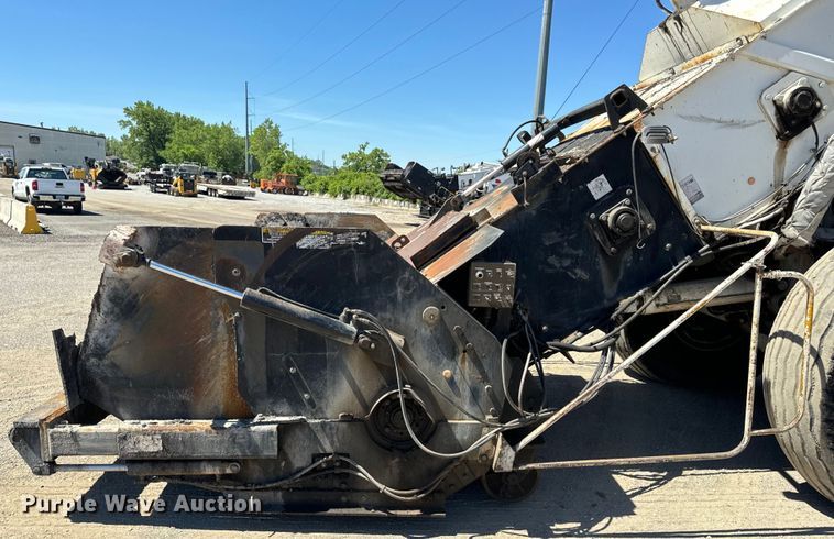 image for item DL4435 2001 Roadtec Shuttle Buggy 2500B material transfer vehicle