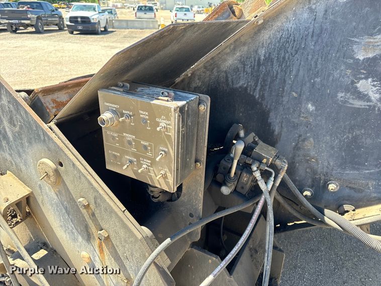 image for item DL4435 2001 Roadtec Shuttle Buggy 2500B material transfer vehicle