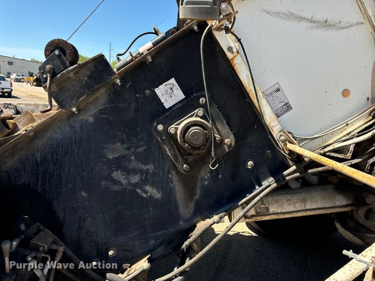 image for item DL4435 2001 Roadtec Shuttle Buggy 2500B material transfer vehicle