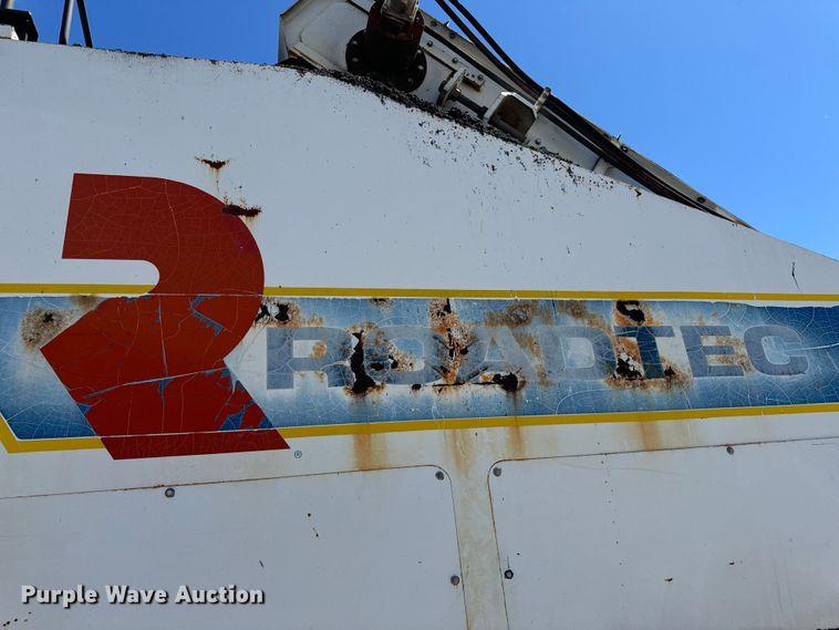 image for item DL4435 2001 Roadtec Shuttle Buggy 2500B material transfer vehicle