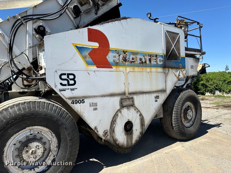 image for item DL4435 2001 Roadtec Shuttle Buggy 2500B material transfer vehicle