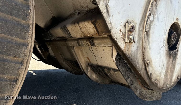 image for item DL4435 2001 Roadtec Shuttle Buggy 2500B material transfer vehicle