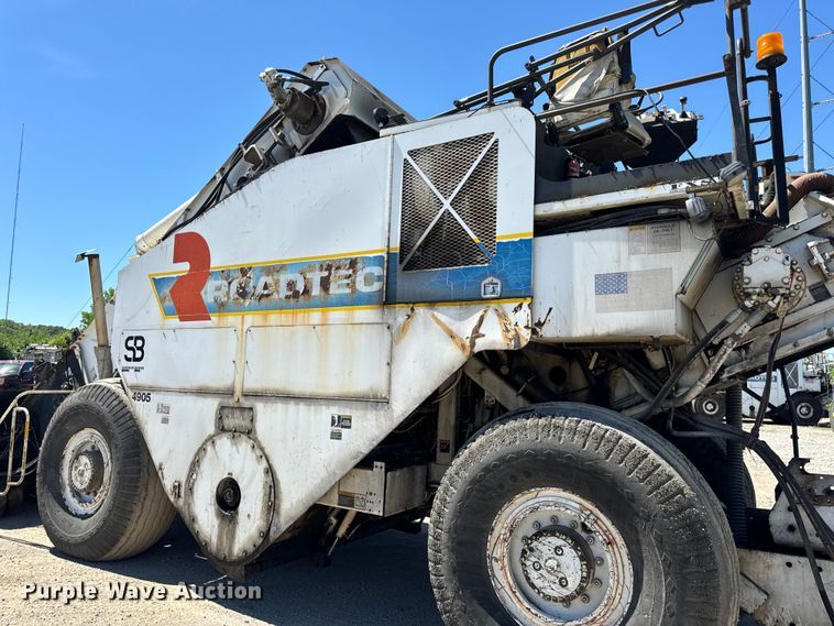 image for item DL4435 2001 Roadtec Shuttle Buggy 2500B material transfer vehicle