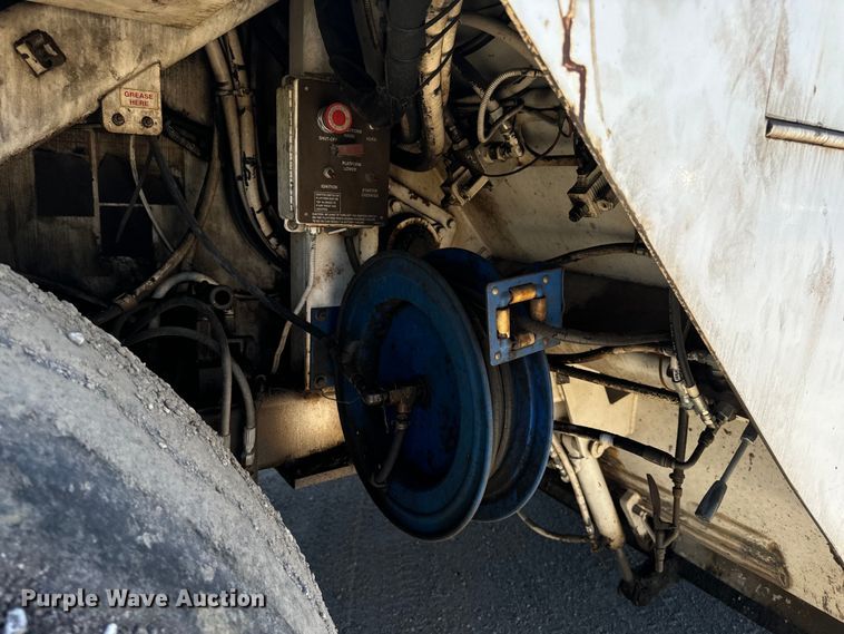 image for item DL4435 2001 Roadtec Shuttle Buggy 2500B material transfer vehicle