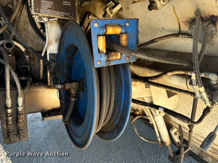 image for item DL4435 2001 Roadtec Shuttle Buggy 2500B material transfer vehicle