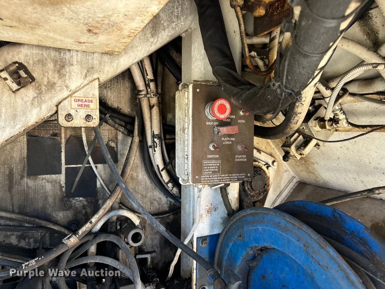 image for item DL4435 2001 Roadtec Shuttle Buggy 2500B material transfer vehicle