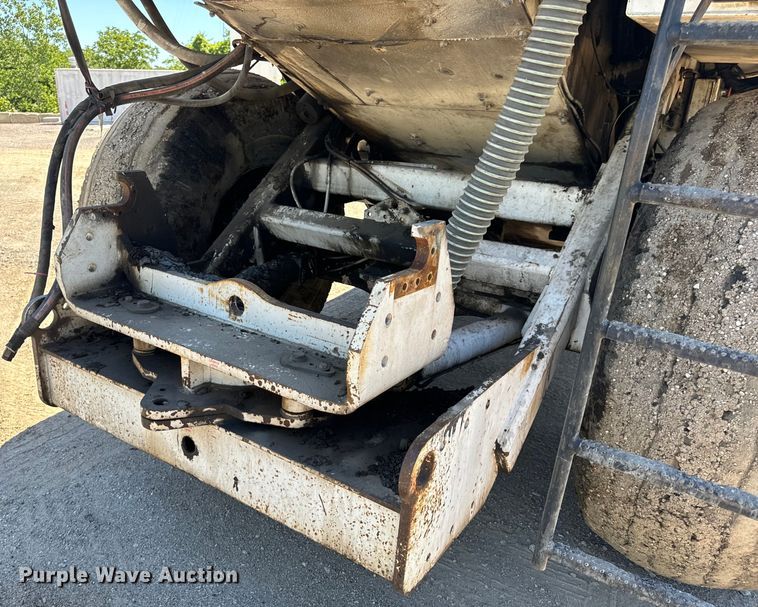 image for item DL4435 2001 Roadtec Shuttle Buggy 2500B material transfer vehicle