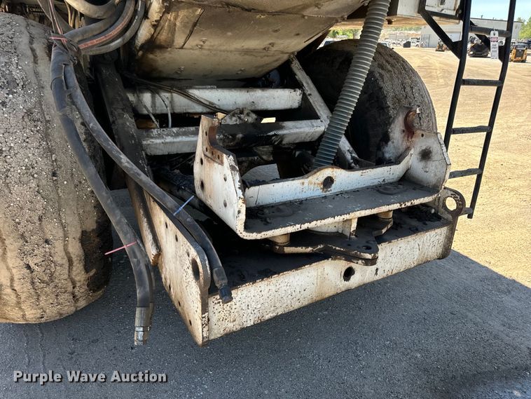 image for item DL4435 2001 Roadtec Shuttle Buggy 2500B material transfer vehicle