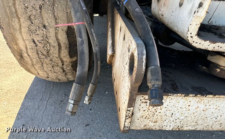 image for item DL4435 2001 Roadtec Shuttle Buggy 2500B material transfer vehicle