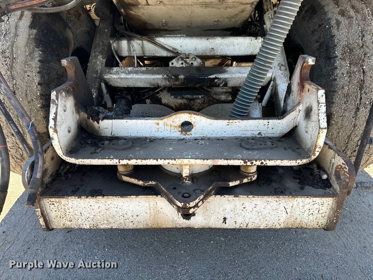 image for item DL4435 2001 Roadtec Shuttle Buggy 2500B material transfer vehicle