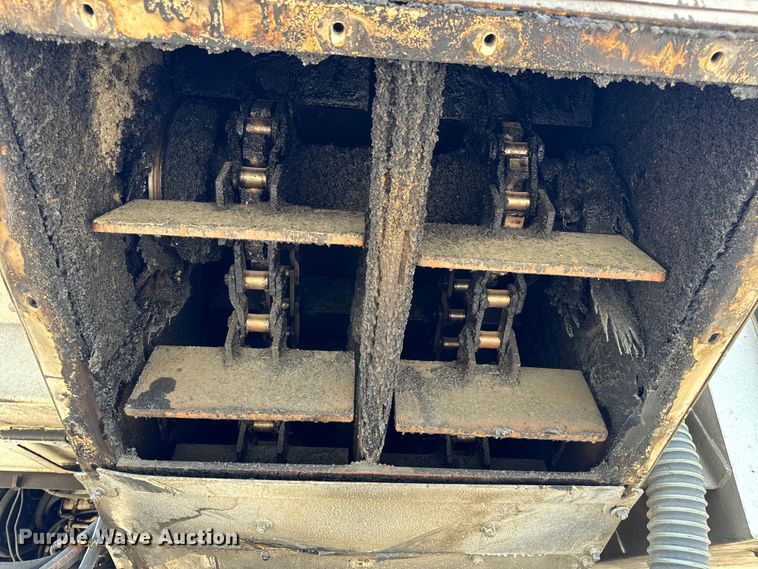 image for item DL4435 2001 Roadtec Shuttle Buggy 2500B material transfer vehicle