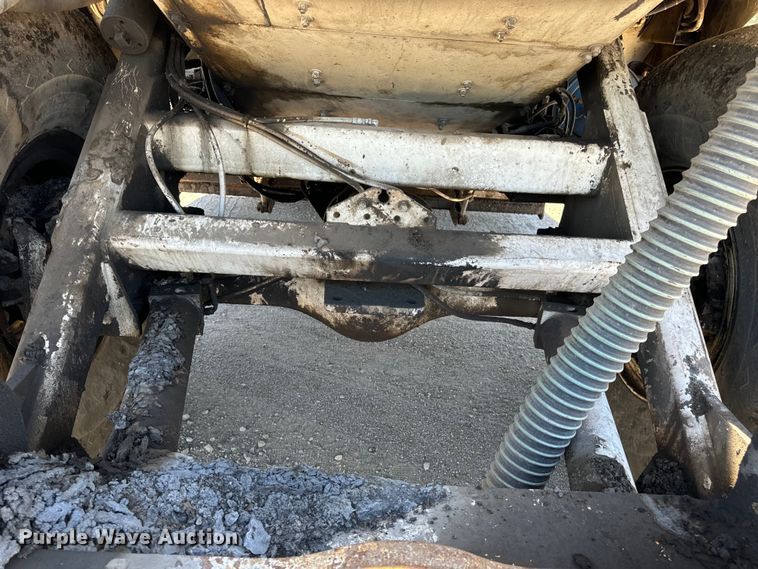 image for item DL4435 2001 Roadtec Shuttle Buggy 2500B material transfer vehicle