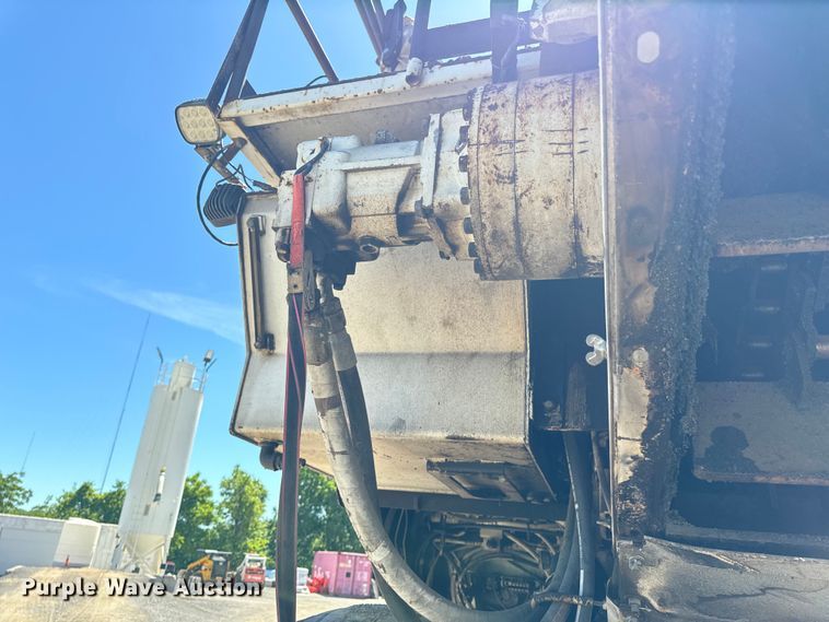 image for item DL4435 2001 Roadtec Shuttle Buggy 2500B material transfer vehicle