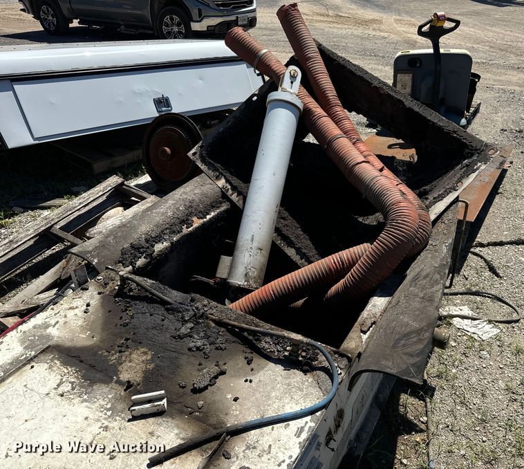 image for item DL4435 2001 Roadtec Shuttle Buggy 2500B material transfer vehicle