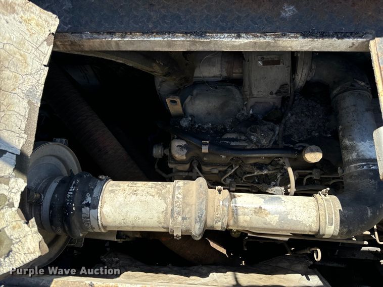 image for item DL4435 2001 Roadtec Shuttle Buggy 2500B material transfer vehicle