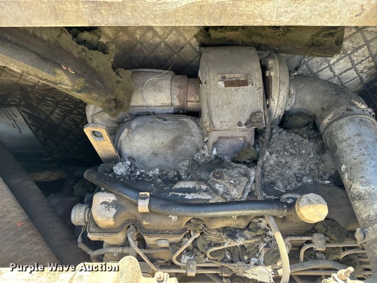 image for item DL4435 2001 Roadtec Shuttle Buggy 2500B material transfer vehicle