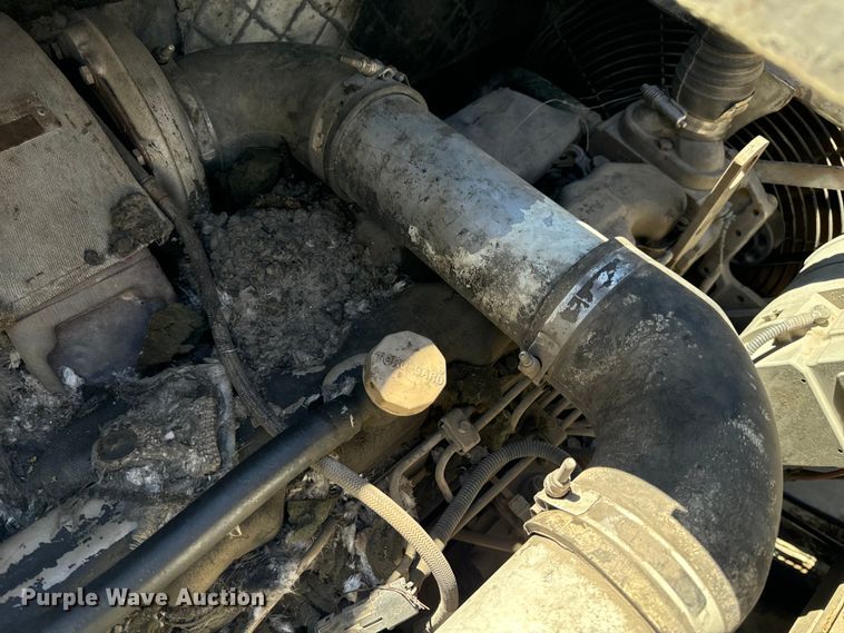 image for item DL4435 2001 Roadtec Shuttle Buggy 2500B material transfer vehicle