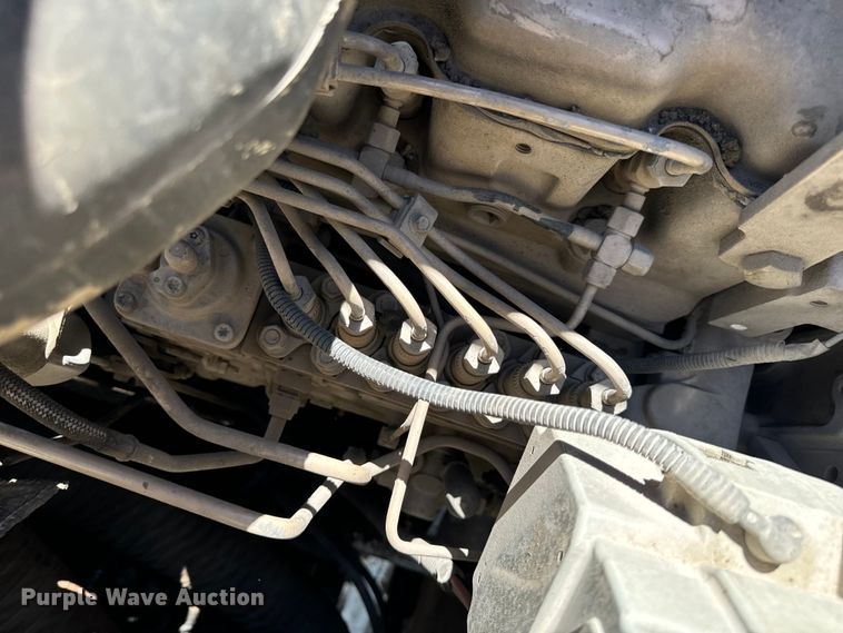 image for item DL4435 2001 Roadtec Shuttle Buggy 2500B material transfer vehicle