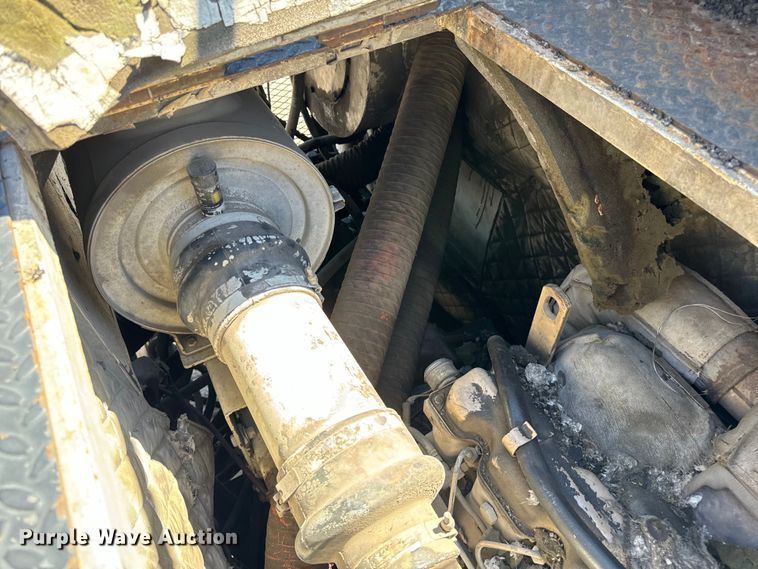 image for item DL4435 2001 Roadtec Shuttle Buggy 2500B material transfer vehicle