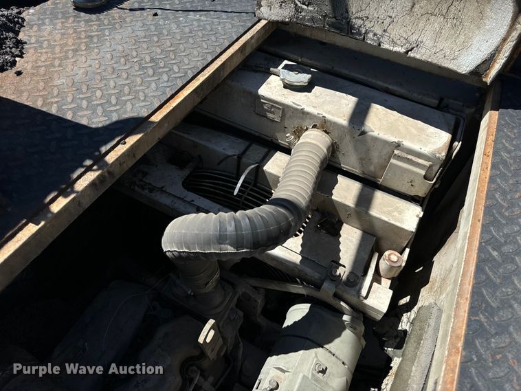 image for item DL4435 2001 Roadtec Shuttle Buggy 2500B material transfer vehicle