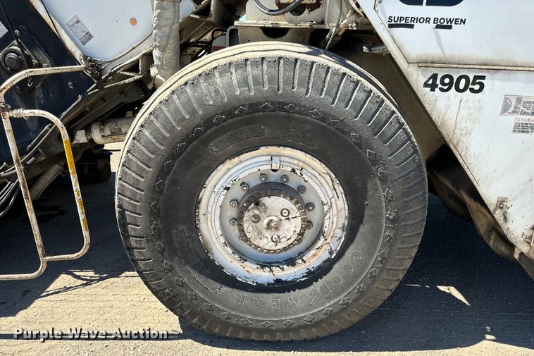 image for item DL4435 2001 Roadtec Shuttle Buggy 2500B material transfer vehicle