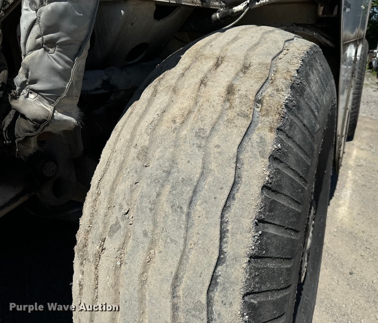 image for item DL4435 2001 Roadtec Shuttle Buggy 2500B material transfer vehicle