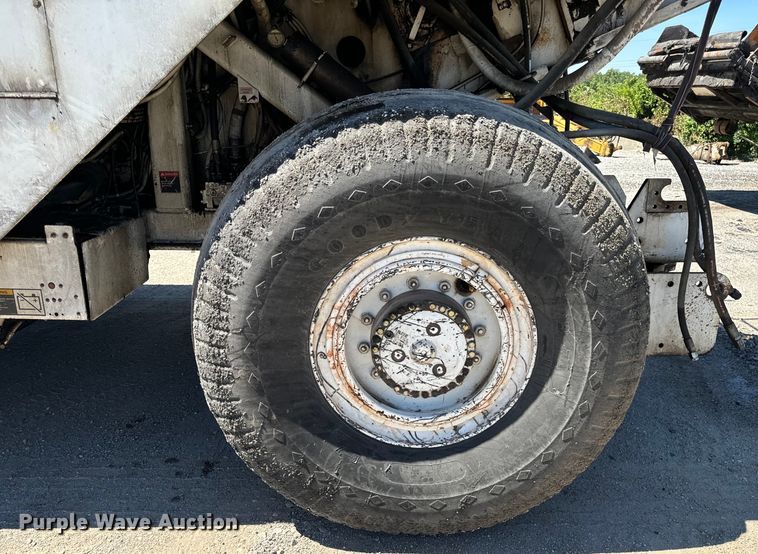 image for item DL4435 2001 Roadtec Shuttle Buggy 2500B material transfer vehicle