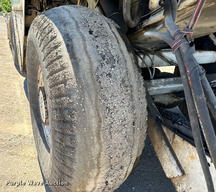 image for item DL4435 2001 Roadtec Shuttle Buggy 2500B material transfer vehicle