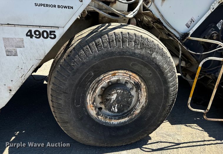 image for item DL4435 2001 Roadtec Shuttle Buggy 2500B material transfer vehicle