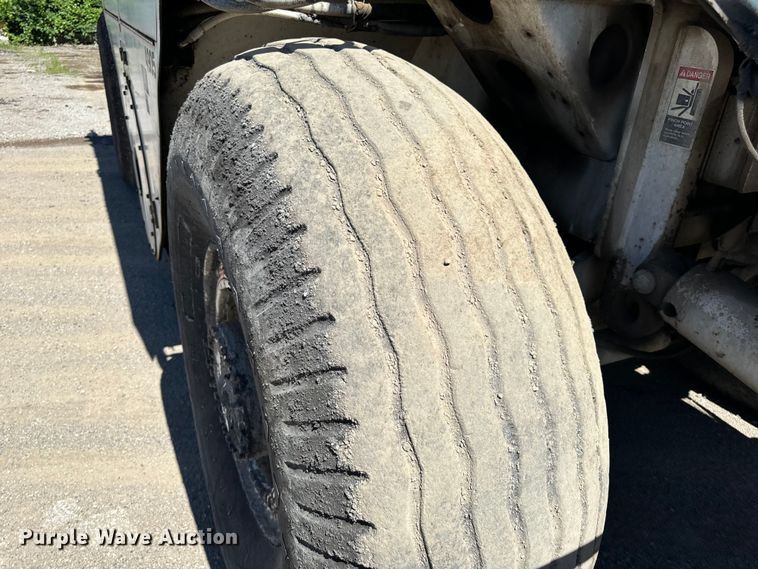 image for item DL4435 2001 Roadtec Shuttle Buggy 2500B material transfer vehicle