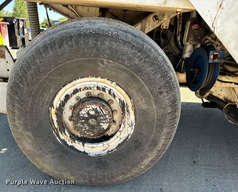 image for item DL4435 2001 Roadtec Shuttle Buggy 2500B material transfer vehicle