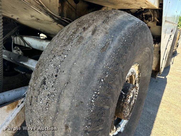 image for item DL4435 2001 Roadtec Shuttle Buggy 2500B material transfer vehicle