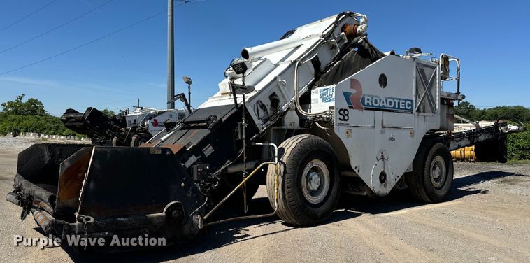 image for item DL4436 2011 Roadtec Shuttle Buggy 2500D material transfer vehicle