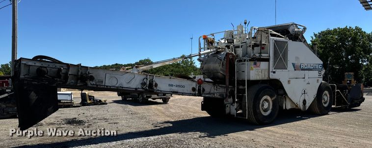 image for item DL4436 2011 Roadtec Shuttle Buggy 2500D material transfer vehicle