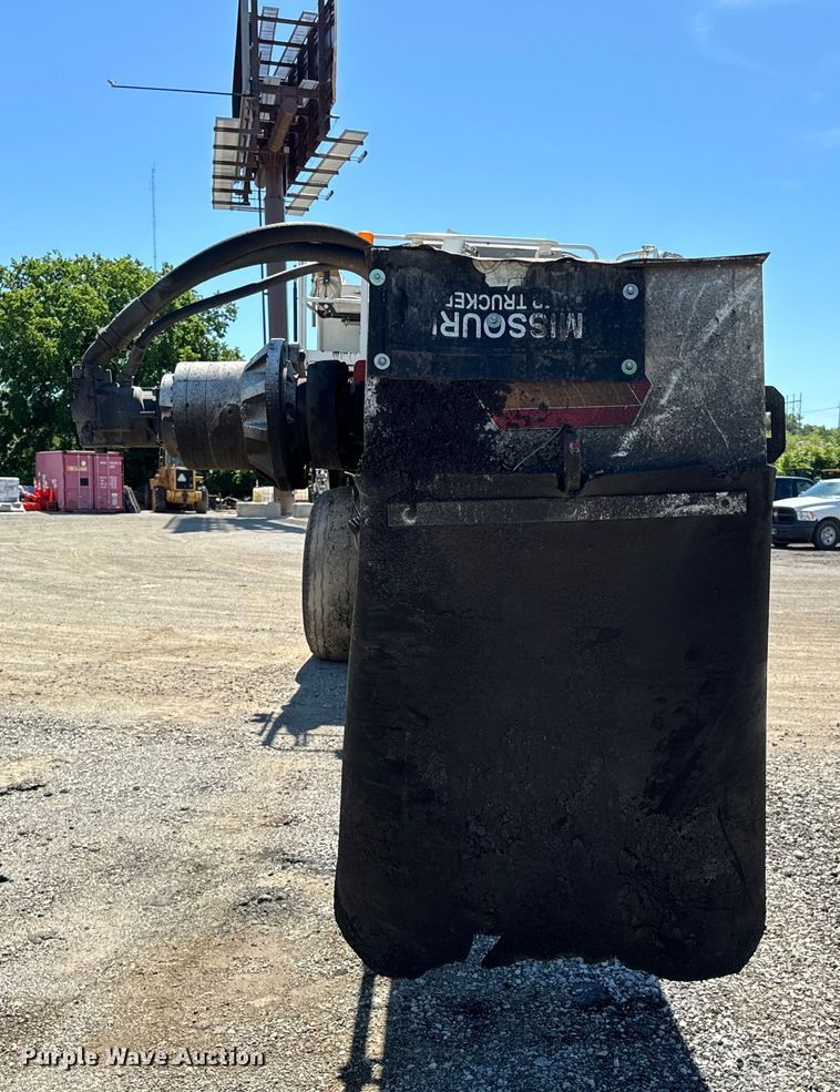 image for item DL4436 2011 Roadtec Shuttle Buggy 2500D material transfer vehicle