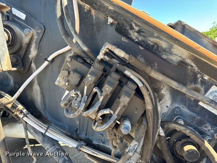 image for item DL4436 2011 Roadtec Shuttle Buggy 2500D material transfer vehicle