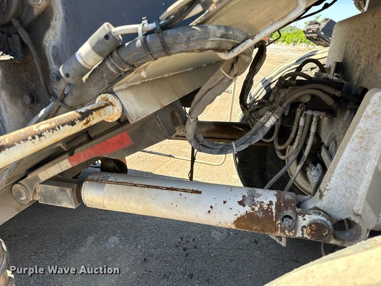 image for item DL4436 2011 Roadtec Shuttle Buggy 2500D material transfer vehicle