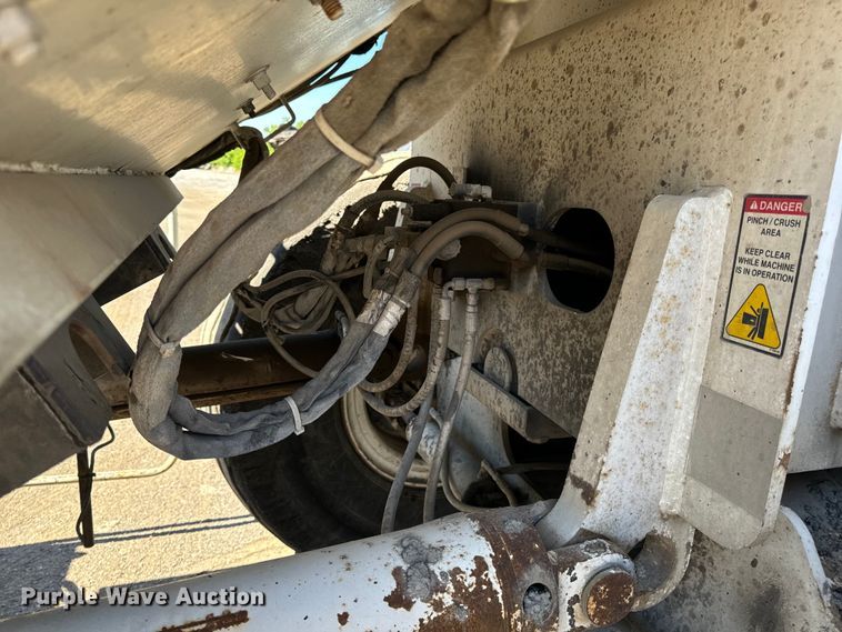 image for item DL4436 2011 Roadtec Shuttle Buggy 2500D material transfer vehicle